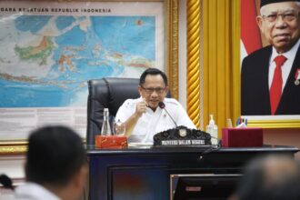 Menteri Dalam Negeri (Mendagri) Muhammad Tito Karnavian saat memimpin langsung rapat perdana bersama jajarannya setelah libur Lebaran 1444 Hijriah di Jakarta, Rabu (26/4). Foto: Puspen Kemendagri.
