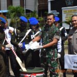 Mewakili Panglima Kodam (Pangdam) XII/Tanjungpura Mayjen TNI Sulaiman Agusto, Kasdam XII/Tpr Brigjen TNI Yufti Senjaya, memusnahkan barang bukti narkoba di Mapomdam XII/Tpr, Pontianak, Kalimantan Barat, Kamis (27/4). Foto: Dispenad.