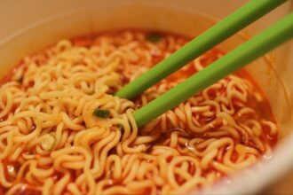 Ilustrasi mi instan. mi instan selain mengandung garam tinggi juga merupakan sumber karbohidrat sederhana.