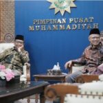 Ketua Umum PP Muhammadiyah Haedar Nashir menerima kunjungan Menteri Koordinator Bidang Politik, Hukum, dan Keamanan (Menkopolhukam) Mohammad Mahfud MD di kantor PP Muhammadiyah. Foto: PP Muhammadiyah