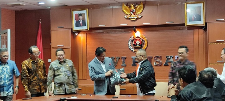 DKPP bersama PWI menandatangani nota kesepahaman atau Memorandum of Understanding (MoU) di Kantor PWI, Jakarta. Foto: PWI