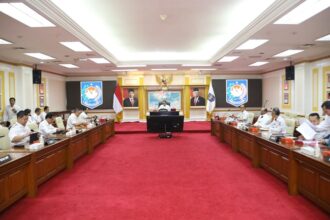 Menteri Dalam Negeri (Mendagri), Muhammad Tito Karnavian saat memimpin rapat perdana usai libur Lebaran 1444 H di Kemendagri, Rabu (26/4). Foto: Dok Puspen Kemendagri.