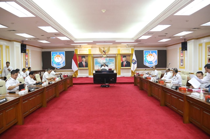 Menteri Dalam Negeri (Mendagri), Muhammad Tito Karnavian saat memimpin rapat perdana usai libur Lebaran 1444 H di Kemendagri, Rabu (26/4). Foto: Dok Puspen Kemendagri.
