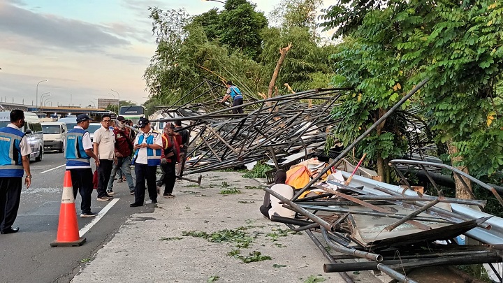 Satu baliho berukuran besar yang ambruk di ruas Tol Jakarta-Cikampek (Japek), Kecamatan Makasar, Jakarta Timur menimpa tiga mobil, Rabu (12/4). Kini telah dievakuasi petugas terkait. Foto: Joesvicar Iqbal/ipol.id
