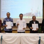 Penandatangan nota kesepahaman (MoU) antara PT PLN Batam, PT PLN Nusantara Power dan PT Energi Baru TBS tentang rencana studi kerja sama potensi, pengembangan, pembangunan, kepemilikan, dan pengoperasian proyek pembangkit listrik tenaga surya (PLTS) terapung di Indonesia, pada Senin (17/4). Foto: Dok PLN.