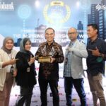 Iwan Pasila, Direktur Utama BRI Life, menerima Digital Brand Award 2023 untuk kategori The Best Leaders Personal Digital Brand 2023. Foto: BRI Life