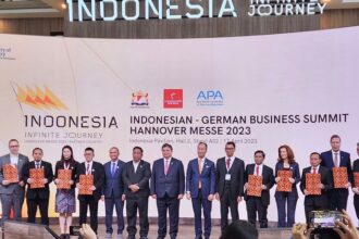 PLN Icon Plus menandatangani nota kesepahaman dengan ABB Sakti Industri terkait kerja sama pengembangan layanan dan infrastruktur pengisian daya kendaraan listrik pada rangkaian acara Hannover Messe, Senin (17/4). Foto: Dok PLN