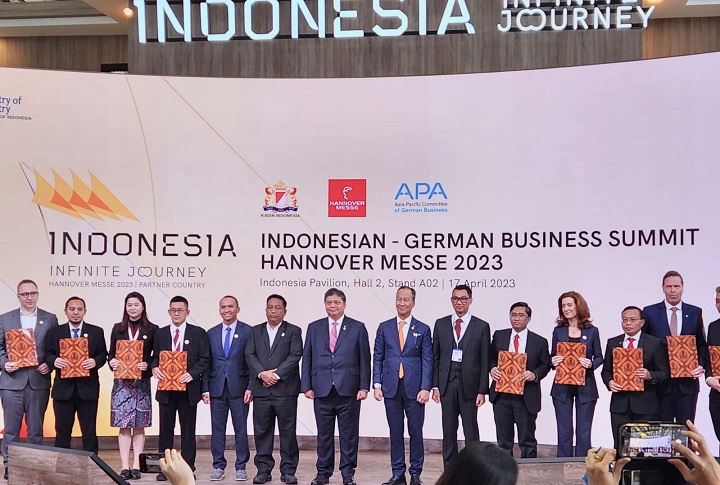 PLN Icon Plus menandatangani nota kesepahaman dengan ABB Sakti Industri terkait kerja sama pengembangan layanan dan infrastruktur pengisian daya kendaraan listrik pada rangkaian acara Hannover Messe, Senin (17/4). Foto: Dok PLN