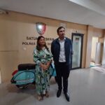 Kuasa Hukum Suharlin Lilin Harlini dari Kantor Hukum Gani Djemat, Adit mendampingi Lilin yang menyampaikan permohonan maaf atas kesalahpahamannya dengan anggota polisi di Mapolres Depok, Selasa (11/4) siang. Foto: Joesvicar Iqbal/ipol.id