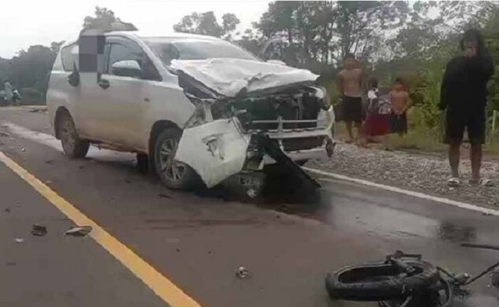 Kijang Innova nopol KH 1923 TV bertabrakan dengan motor Honda CB Verza mengakibatkan satu orang tewas. Foto: NTMC Polri