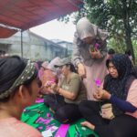 Para ibu di RT 02 RW 01, Rangkapan Jaya, Depok, Jawa Barat serius membuat bunga berbahan kertas yang diadakan oleh Mak Ganjar Jabodetabek, Selasa (4/4). Foto: Mak