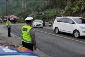 Polisi mengatur lalu lintas di salah satu titik macet di Kota Bogor. Foto: NTMC