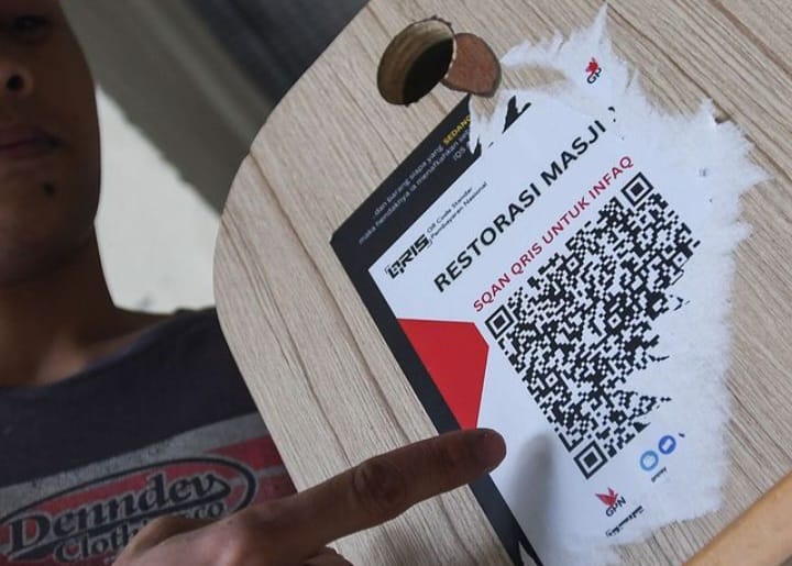 Stiker QRIS milik masjid di kawasan Blok M Square ditempel stiker QRIS milik terduga pelaku dalam aksinya melakukan penipuan, beruntung pelaku cepat tertangkap aparat Polda Metro Jaya, Selasa (11/4). Foto: IG Jktinfo