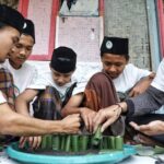 Para santri mendapat pelatihan dan praktik langsung menanam cabai dengan metode porcis menggunakan daun pisang dan tanah di Pondok Pesantren Mabdail Falah, Kampung Kadu Biuk, Desa Panyirapan, Kecamatan Baros, Kabupaten Serang, Selasa (11/4). Foto: Santri Dukung Ganjar Banten
