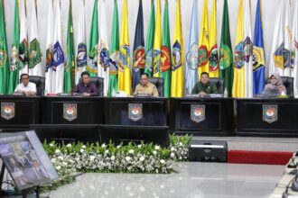Menteri Dalam Negeri Muhammad Tito Karnavian (tengah)saat memimpin Rakor Pengendalian Inflasi Daerah dan Sosialisasi RUU Kesehatan di kantornya, Senin (17/4). Foto: Puspen Kemendagri