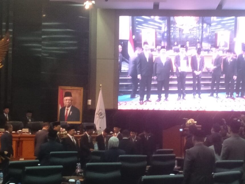 Anggota DPRD DKI Jakarta saat melaksanakan sidang paripurna.