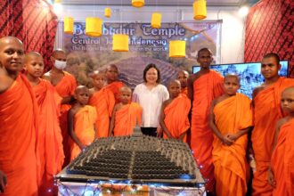 Duta Besar Indonesia untuk Sri Lanka berfoto bersama di tengah stan RI di Colombo