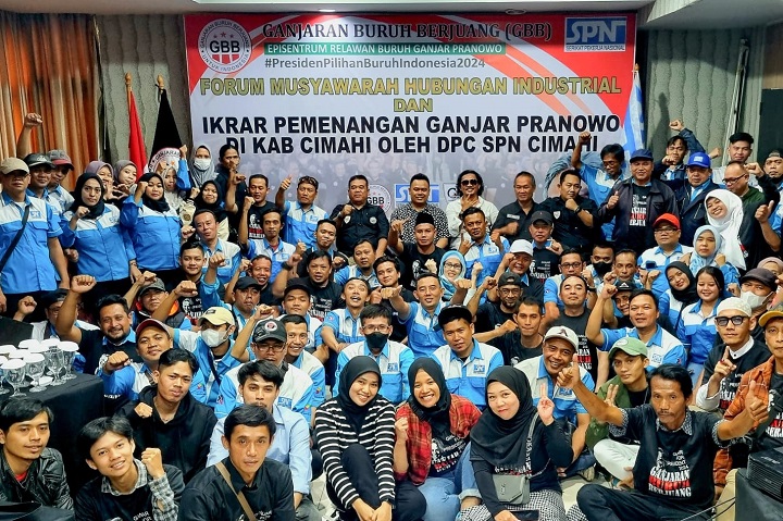 Sukarelawan Ganjaran Buruh Berjuang (GBB) bersama DPC Serikat Pekerja Nasional (SPN) usai melakukan Ikrar Pemenangan Ganjar di Valore Hotel, Jalan Baros, Kota Cimahi, Jawa Barat, Senin (22/5) siang. Foto: GBB