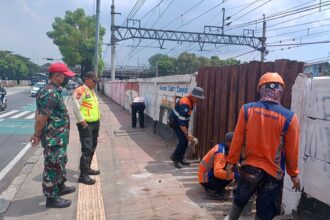 Sejumlah petugas PT KAI Daop 1 Jakarta telah melakukan penutupan perlintasan liar yang membahayakan di KM 12+400 lintas Jatinegara-Bekasi, Minggu (14/5). Foto: Daop 1 Jakarta