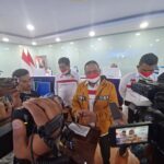 Kepala Badan Pelindungan Pekerja Migran Indonesia (BP2MI), Benny Rhamdani usai memberikan keterangan pers mengenai 34 pekerja migran yang diamankan petugas TNI AL di pesisir Pantai Pelintung, Kota Dumai, Provinsi Riau di Markas BP2MI Jakarta, Senin (15/5) sore. Foto: Joesvicar Iqbal/ipol.id