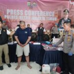 Kapolres Metro Jakarta Timur, Kombes Leonardus Simarmata dan Kasat Reskrim, AKBP Dhimas Prasetyo mengungkap kasus perampasan dan penipuan handphone dengan tersangka Aldi Sembara Siregar (Kaos No 79) yang telah melakukan aksinya hingga 500 kali saat di Mapolres Metro Jakarta Timur, Jumat (19/5). Foto: Joesvicar Iqbal/ipol.id