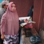 Tayu dan Hanifah sedih mesin jahitnya di Jalan Bekasi Timur IV, RW 07, Cipinang Besar Utara, Jatinegara, Jakarta Timur dijarah sekelompok remaja akhir pekan kemarin. Foto: Ist