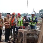 Dr. (HC) Drs. H.M. Jusuf Kalla menekan tombol dimulainya pembangunan Gedung A Universitas Paramadina Kampus Cipayung, Jakarta Timur, Selasa (23/5/2023).