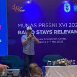 VP Digital Music Nuon Digital Indonesia Adib Hidayat memberikan sambutan dalam Musyawarah Nasional (Munas) Persatuan Radio Siaran Swasta Nasional Indonesia (PRSSNI) XVI 2023 di Jakarta beberapa waktu yang lalu. Nuon melalui telah menghadirkan fitur streaming radio di aplikasi Langit Musik yang memungkinkan masyarakat untuk mendengarkan radio dari mana saja dan kapan saja melalui perangkat smartphone. Foto: Telkom Indonesia.