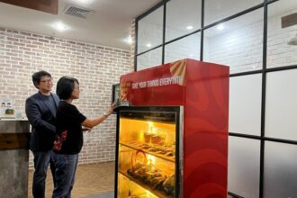 Foto 4: Agnes Emanulia Meilani, CTO ICS Compute sedang melakukan demo SmartAI Shop. Foto: aws