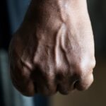 Aksi tawuran yang dilakukan dua kelompok geng motor di kawasan Kelapa Dua Wetan, Ciracas, Jakarta Timur pada Selasa (11/7), mengakibatkan seorang remaja meninggal dunia. Foto: Freepik