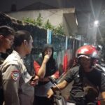 Jajaran Polsek Pasar Minggu mengecek lokasi TKP kasus pelecehan seksual di Gang Opek RT 01/04, Kel. Cilandak Timur, Kec. Pasar Minggu, Jakarta Selatan, Senin (1/5) malam. Didapati pelaku pelecehan seksual Ahmad Fikri, 31, ditangkap dan dibawa ke Polres Metro Jakarta Selatan. Foto: Ist