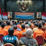 Satgas Terpadu yang berjumlah 122 orang ini terdiri dari gabungan unsur-unsur pentahelix, yakni pemerintah pusat yang meliputi Badan Nasional Penanggulangan Bencana (BNPB), Badan Riset dan Inovasi Nasional (BRIN), Badan Meteorologi, Klimatologi, dan Geofisika (BMKG), serta unsur Pemprov DKI Jakarta meliputi BPBD, Dinas Penanggulangan Kebakaran dan Penyelamatan (Disgulkarmat), dan Dinas Cipta Karya, Tata Ruang dan Pertanahan (DKCTRP). Foto: PPID