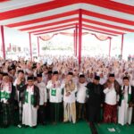 Sebanyak 1.000 ulama se-Priangan Timur bersama Himpunan Santri Nusantara (Hisnu) deklarasi dukungan dan doa bersama untuk kemenangan Calon Presiden (Capres) 2024, Ganjar Pranowo di Pondok Pesantren Cipasung, Kecamatan Singaparna, Kabupaten Tasikmalaya, Jawa Barat, Minggu (14/5). Foto: Hisnu