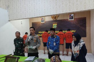 Kapolsek Kebayoran Baru, Kompol Tribuana Roseno bersama Tiga Pilar mengungkap dan menggelar kasus pengeroyokan di Rumah Juang di Jl. Wijaya I, Kebayoran Baru, Jakarta Selatan, Senin (22/5) siang. Foto: Joesvicar Iqbal/ipol.id
