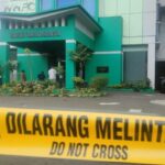 Kepolisian masih melakukan olah tempat kejadian perkara (TKP) penembakan di Kantor MUI Pusat Jakarta, Selasa (2/5). Foto: Polri
