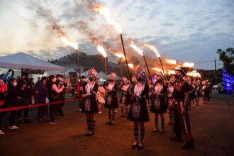 Tari api salah satu dari acara yang digelar pada Festival Longgang Rice Noodle.