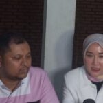 Marissya Icha (kanan) dan kuasa hukumnya, Ahmad Ramzi (kiri), di kawasan Blok M, Jakarta Selatan, Kamis (29/9). Foto: ist
