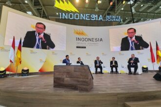 Direktur Digital Business Telkom Muhamad Fajrin Rasyid (kedua dari kiri) menjadi salah satu pembicara dalam perhelatan Hannover Messe 2023, di Jerman, bulan April lalu. Dalam ajang pameran industri terbesar di Eropa tersebut, Fajrin menyampaikan bahwa Telkom sebagai BUMN berkomitmen untuk menjadi penggerak utama terciptanya kedaulatan digital di Indonesia melalui berbagai potensi yang dimiliki Telkom, termasuk infrastruktur jaringan dan layanan digital terbaik di berbagai sektor. Foto: Telkom Indonesia.