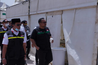 Menag Yaqut Cholil Qoumas meninjau persiapan layanan di tenda Mina pada 2023. Foto: Kemenag