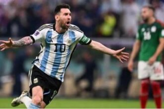 Lionel Messi selebrasi usai mencetak gol saat pertandingan sepak bola Grup C Piala Dunia 2022 antara Argentina dan Meksiko di Stadion Lusail di Lusail, Qatar, Sabtu (26/11/2022). [Kirill KUDRYAVTSEV / AFP]