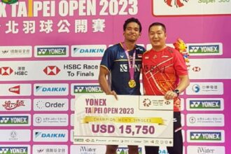 Chico Aura Dwi Wardoyo bersama pelatih Harry Hartono di podium tunggal putra Taipei Open 2023