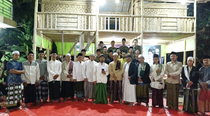Para kiai, ulama, asatid serta masyarakat berkumpul dalam acara zikir dan doa bersama bertajuk 'Ma'iyah Rakyat Berani Bersatu untuk Indonesia' digelar Sukarelawan Gerakan Warga Desa untuk Ganjar (Gardu Ganjar) bersama Forum Silaturahmi Majelis Dzikir se-Banten di Kecamatan Sepatan Timur, Tangsel Kota pada Jumat (16/6)-Sabtu (17/6) di Kelurahan Pisangan, Kecamatan Ciputat Timur, Kabupaten Tangerang Selatan. Foto: Gardu