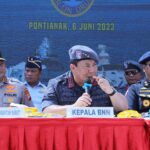 Kepala Badan Narkotika Nasional (BNN) RI, Komjen Pol Petrus Reinhard Golose saat kegiatan penutupan operasi laut dengan sandi PURNAMA (Gempur Peredaran Narkotika Bersama) didampingi Kapolda Kalimantan Barat, Irjen Pol P Rismanto di Dermaga Pelabuhan Penumpang Dwikora Pelindo, Pontianak, Kalimantan Barat pada Selasa (6/6) siang. Foto: BNN RI