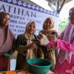 Emak-emak cantik warga Desa Pancalaksana, Curug, Kota Serang, Banten, Jawa Barat pada Kamis (8/6) siang, bersemangat mengikuti pelatihan membuat kerupuk emping yang difasilitasi oleh Sukarelawan Santri Dukung Ganjar (SDG). Foto: SDG