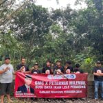 Sukarelawan Ganjar Milenial Center (GMC) menggelar pelatihan budidaya ikan lele pedaging bersama peternak milenial di Kampung Cicadas, Desa Kalanganyar, Kecamatan Labuan, Pandeglang, Banten, Jumat (9/6) siang. Foto: GMC