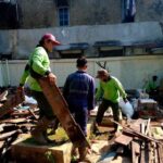 Sejumlah petugas menertibkan bangunan pagar dan kandang hewan ternak ketika terjadi alih fungsi lahan di Taman Pemakaman Umum (TPU) Prumpung, Kelurahan Cipinang Besar Utara, Kecamatan Jatinegara, Jakarta Timur hingga viral belum lama ini. Foto: Ist