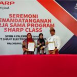 Dari kiri foto ke kanan foto: Bapak Drs Ropik M.Si, Kepala Sekolah SMKN 4 Palembang, Ibu Mondya Boni, S.E, S.Kom, M.Si, Kabid SMK Dinas Pendidikan Provonsi Sumatra Selatanndan Ibu Lise Tiasanty, S.IP, MM, Head of CS Division, PT Sharp Electronics Indonesia.