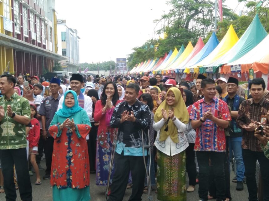 Menyambut HUT DKI ke 496 , warga Kelurahan Sukapura menggelar karnaval batik Betawi, Minggu (18/6). (Foto Sofian/IPOL.id)