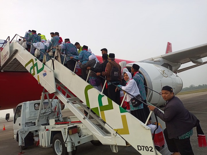 Jamaah haji gelombang pertama bertolak dari Tanah Air menuju Madinah, Arab Saudi. Foto: kemenag