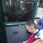 Direktur PT Basis Utama Prima, Muhamad Yusrizki Muliaman alias YUS yang mengenakan rompi merah jambu saat digelandang ke mobil tahanan oleh penyidik pidana khusus Kejaksaan Agung, Kamis (15/6). Foto: Yudha Krastawan/ipol.id